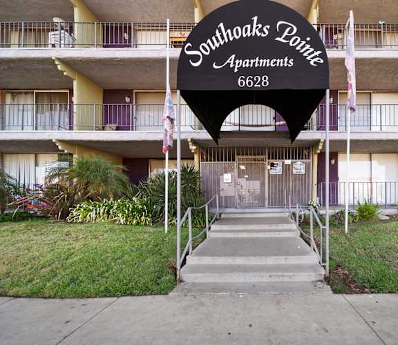 A black sign with white lettering reads Southoaks Pointe Apartments 6628.