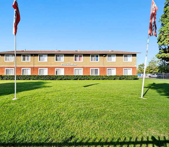 A hotel with a red flag on the left and a white flag on the right.
