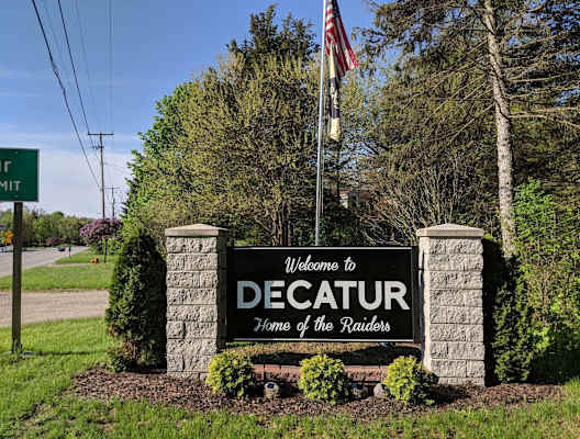a sign that says ``welcome to decatur home of the raiders''