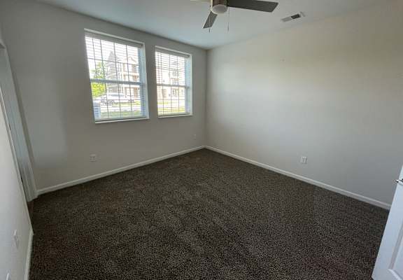 A room with a ceiling fan and carpeted floor at Hamlet On The Bend, Hebrun, 41048