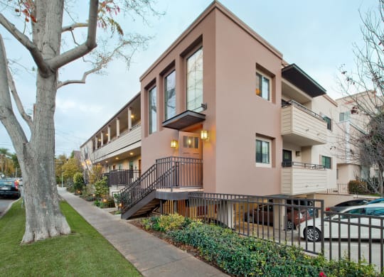 West-Los-Angeles-Luxury-Apartment-Missouri-Exterior-Corner-Sidewalk-View