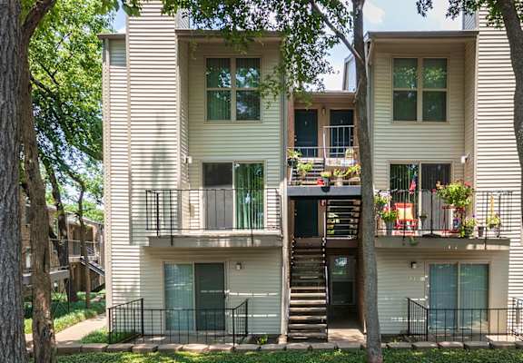 This is a photo of building exteriors/grounds at Canyon Creek Apartments in Dallas, TX.