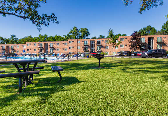 Community lawn with picnic tables and apartment buildings at Lisa Ridge Apartments on the west side of Cincinnati