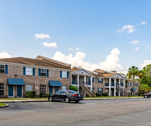 Exterior of Jacksonville Heights Apartments and parking lot