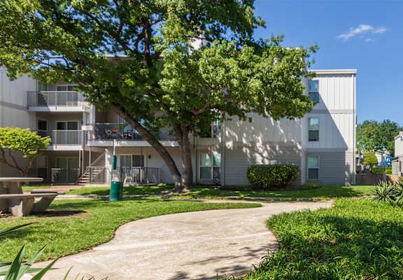 the preserve at ballantyne commons apartments courtyard and apartment buildings  at The Biltmore, Dallas, Texas
