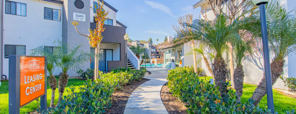the preserve at ballantyne commons apartments walkway and landscaping
