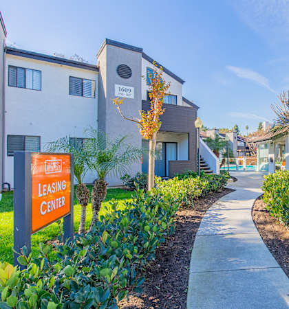 the preserve at ballantyne commons apartments walkway and landscaping