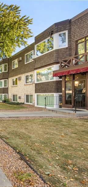 the preserve at ballantyne commons apartments courtyard and apartment buildings
