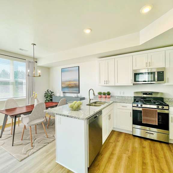 Townhomes in Hudsonville gourmet kitchen | Elmwood Lake Apartments in Hudsonville, MI
