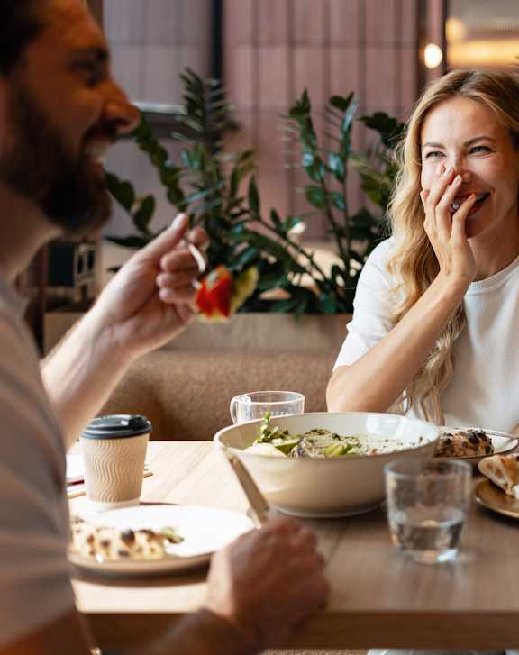 A group of people are sitting around a table in a restaurant.