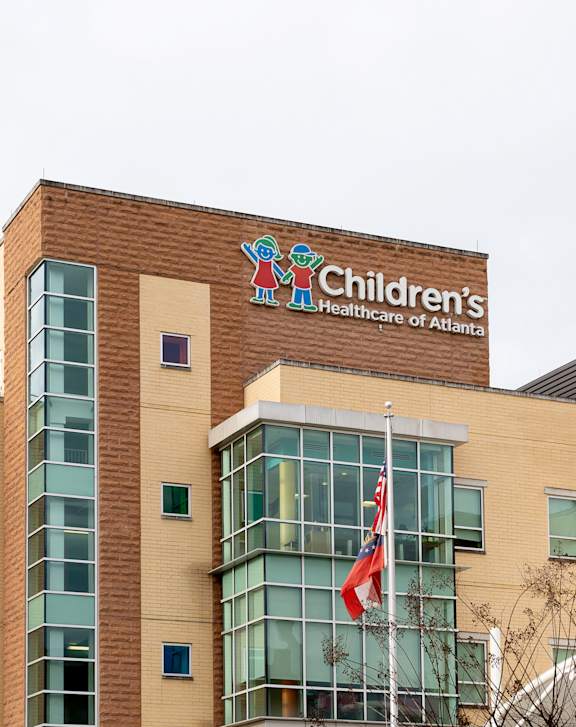 A building with a sign that says Children's Healthcare of Atlanta.