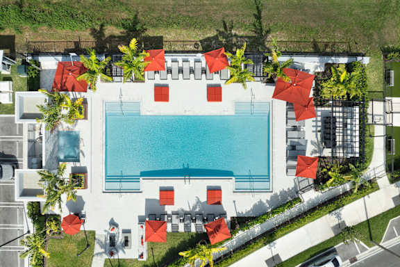 Resort-Inspired Pool at Vista Sur Luxury Apartments near Princeton, FL