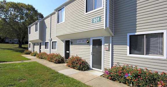 Exterior Green Lawn at Ridgewood Apartments, North Carolina