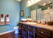 Thumbnail 26 of 44 - Bathroom