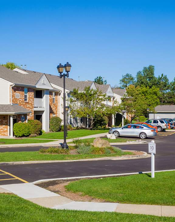 A residential area with houses and parked cars at Northlake Farms Apartments, Gurnee