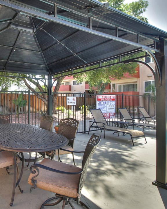 Poolside Relaxing Area at The Californian Apartments in Mountain View, CA 94040