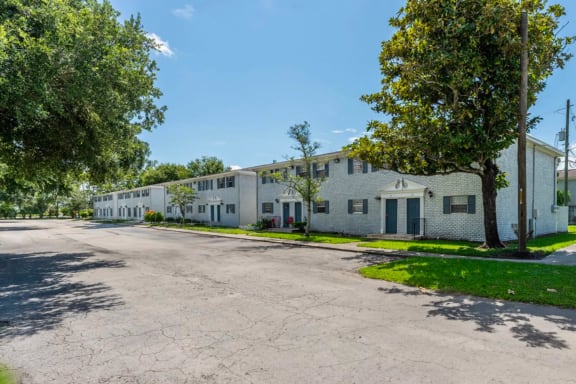 Apartment building with parking lot, Kings Trail Apartmentsat Kings Trail Apartment Homes, Jacksonville, FL 32217