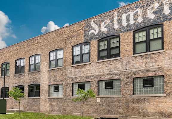 A brick building with the word "Selmer" written on it.