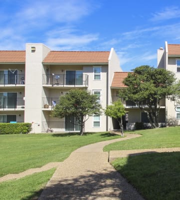 This is a photo of a courtyard and building exterior at Princeton Court Apartments in Dallas, TX