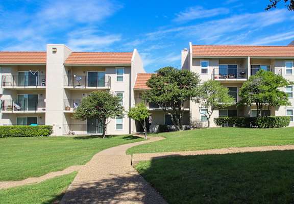 This is a photo of a courtyard and building exterior at Princeton Court Apartments in Dallas, TX
