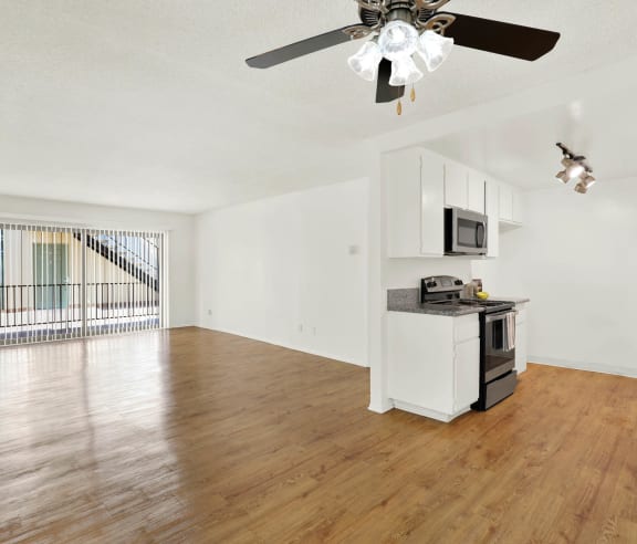 Living Area at Casa Del Amo Apartments, Torrance