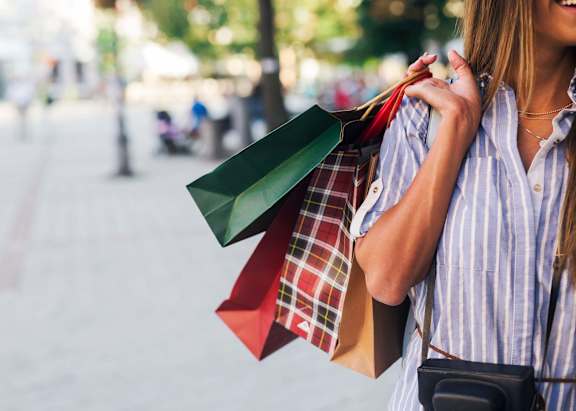 Women is shopping at Lakeside Estates MHC, Iowa