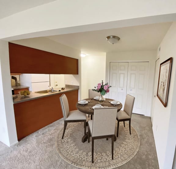 Dining Room at Stone Ridge Apartments in Wixom, MI 48393