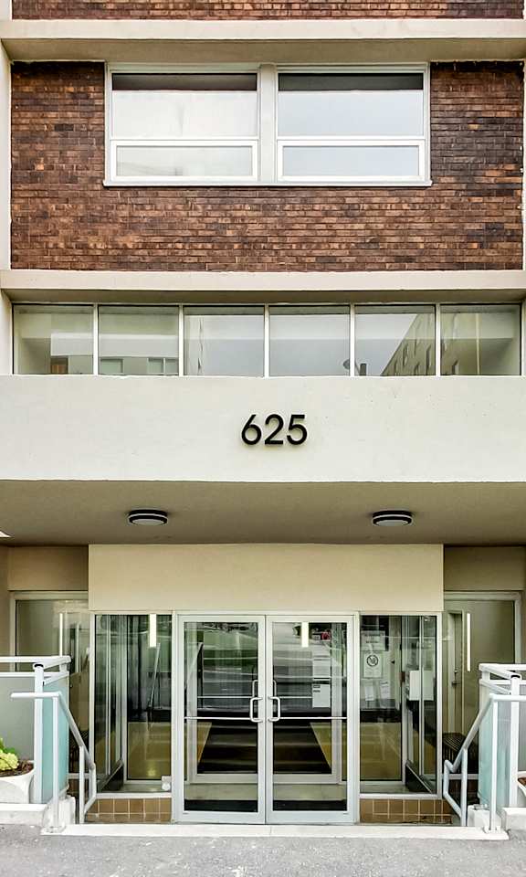 The front of a building with the number 625 on it.