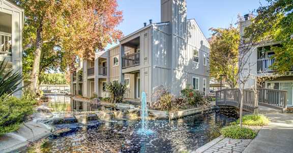 A fountain in the middle of a courtyard surrounded by buildings.