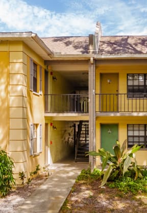 Courtyard Garden Space at Fernwood Grove Apartments, Tampa