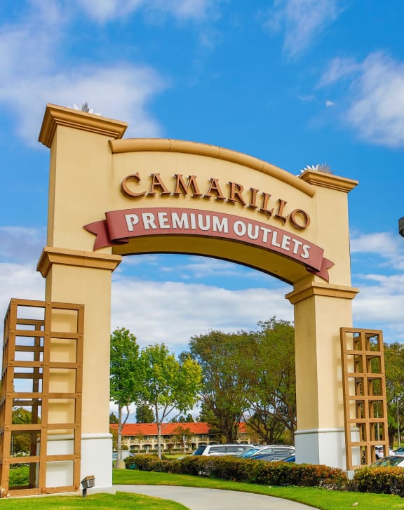 a sign that says canarias premium outlets in front of a parking lot