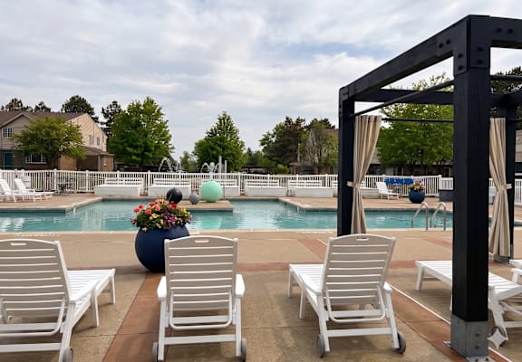 Poolside Area at Parkview Ridge Apartments and Townhomes, Shelby Township, 48317