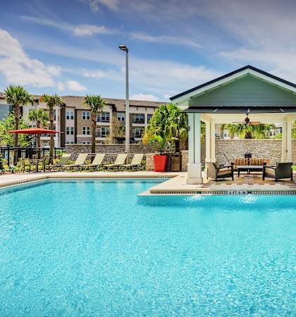 Nona Park Apartments pool