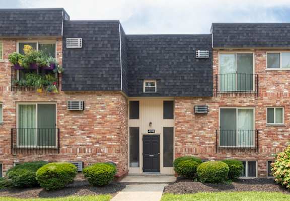 This is a photo of a building exterior at Romaine Court Apartments in the Oakley neighborhood of Cincinnati, Ohio.
