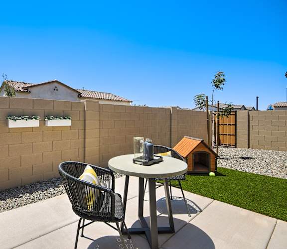 Patio with chairs and dog house at Avilla Enclave, Mesa, 85212