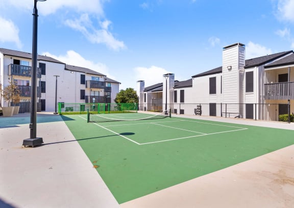 the preserve at ballantyne commons courtyard and grass