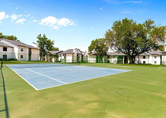 the preserve at ballantyne commons courtyard and grass