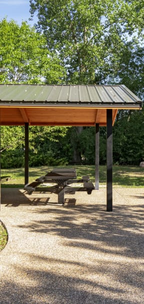 Courtyard Picnic Area at Pebblebrook Flats, Bloomington
