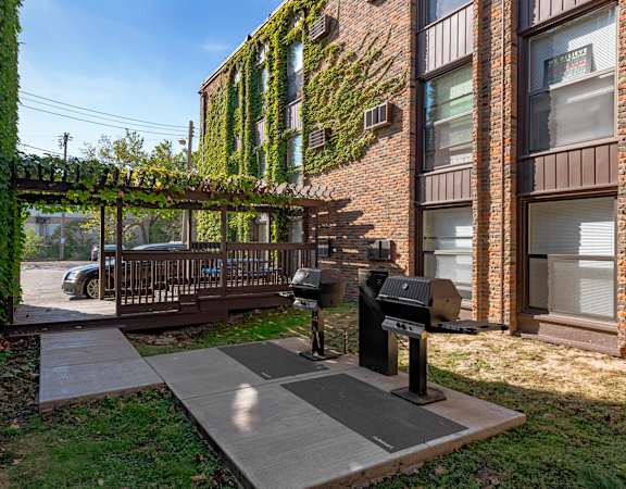 Ridgewood Arches Apartments in Minneapolis, MN Grilling Plaza