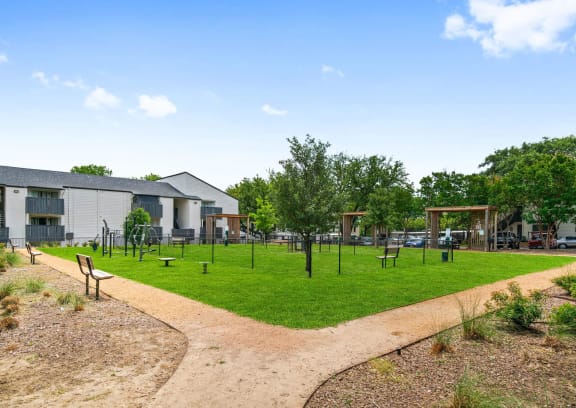 the preserve at ballantyne commons courtyard and grass