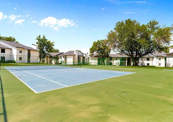 the preserve at ballantyne commons courtyard and grass