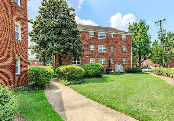 this is a photo of the leasing office at harvard square apartments in dallas, tx