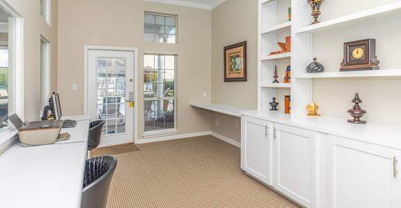 additional photo for property listing at chic digs with room to stretch out in the village 22 car