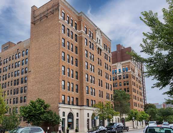 Building Exterior at Somerset Place Apartments, Chicago, IL, 60640