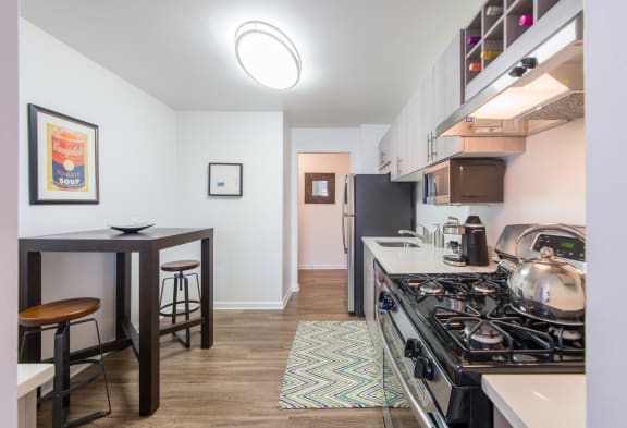 Fully Equipped Kitchen of Amberleigh apartments and townhomes with walkways and surrounded by trees and greenery in Fairfax, Virginia 22031