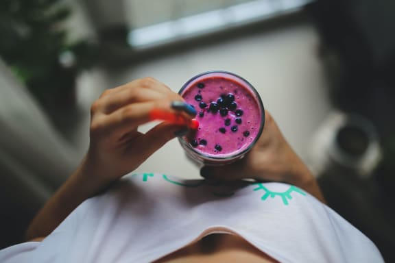 woman_with_smoothie_in_hand