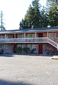 A parking lot with cars and a building in the background.