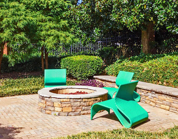Evergreen Lenox Park - Fire pit with seating