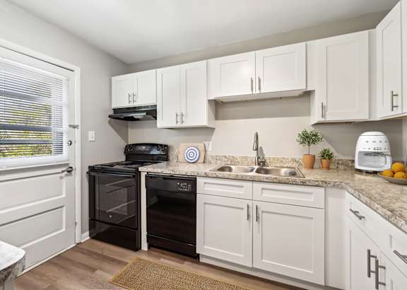 Fully Equipped Kitchen at Rivers Landing Apartments, PRG Real Estate, Hampton