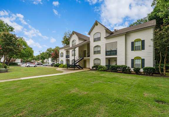 Exterior of an apartment building at Savannah Creek